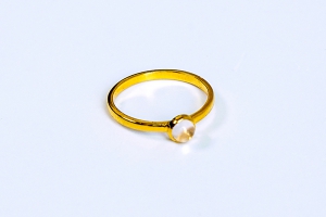 SMALL NATURAL WHITE QUARTZ RING